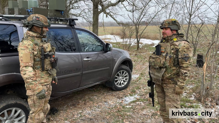 Автівки для дронарів: Метінвест передав позашляховики підрозділу БПЛА бригади «Хортиця»
