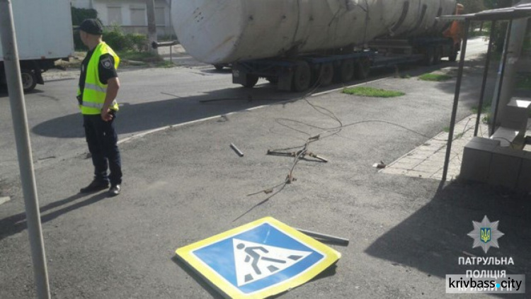 В Кривом Роге тягач разбил светофор и порвал троллеи (ФОТО)