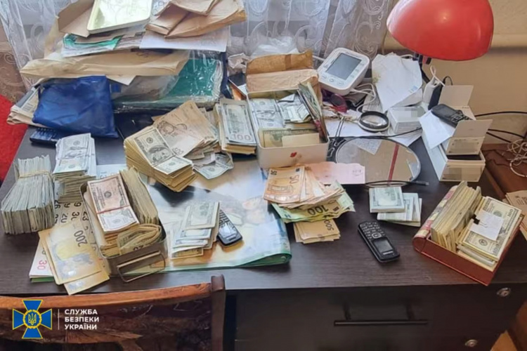 СБУ викрила голову ВЛК на Дніпропетровщині: у неї знайшли понад 300 тисяч доларів хабарів