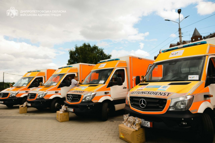 Нові автівки для громад Дніпропетровщини - фото пресслужби Дніпропетровської ОВА