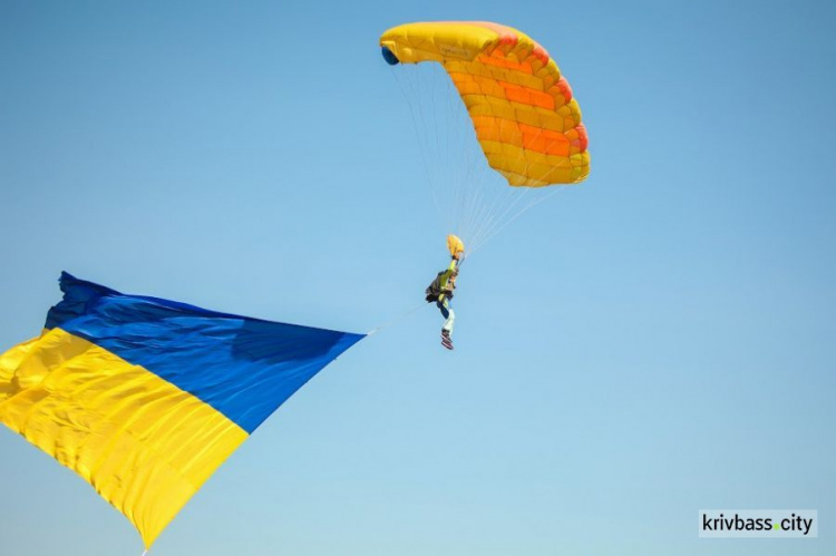 Воздушные змеи, трюки парашютистов и флаг-рекордсмен: как прошло авиа шоу "Свободное небо" в Майском