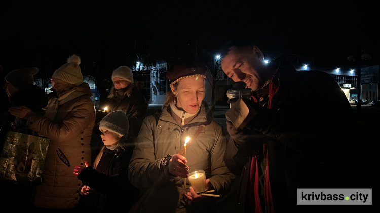 «В небі зірка спалахнула»: криворізькі пластуни передали Вифлеємський вогонь миру містянам