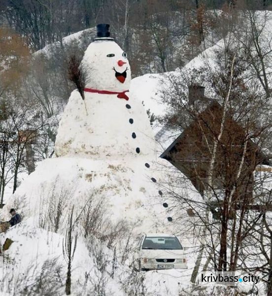 В Польше от скуки слепили гигантского снеговика (ФОТО)