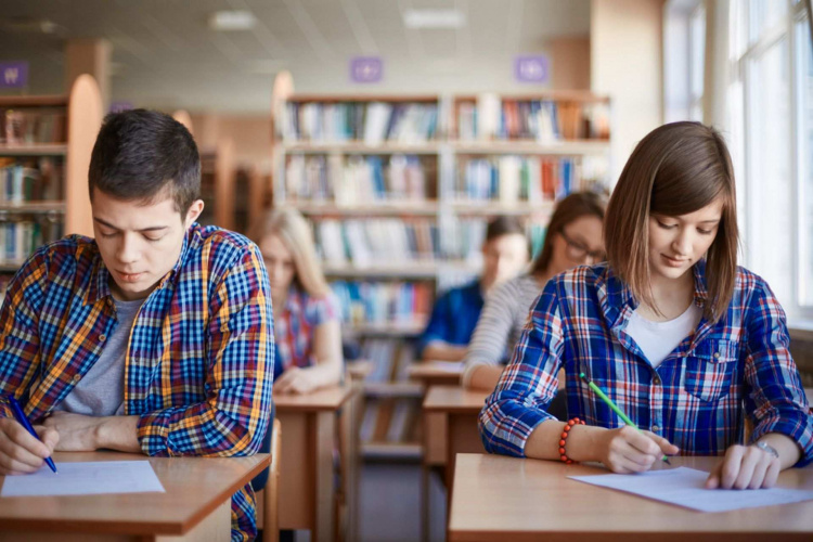 Найкращі ліцеї Кривого Рогу за результатами НМТ, фото з відкритих джерел