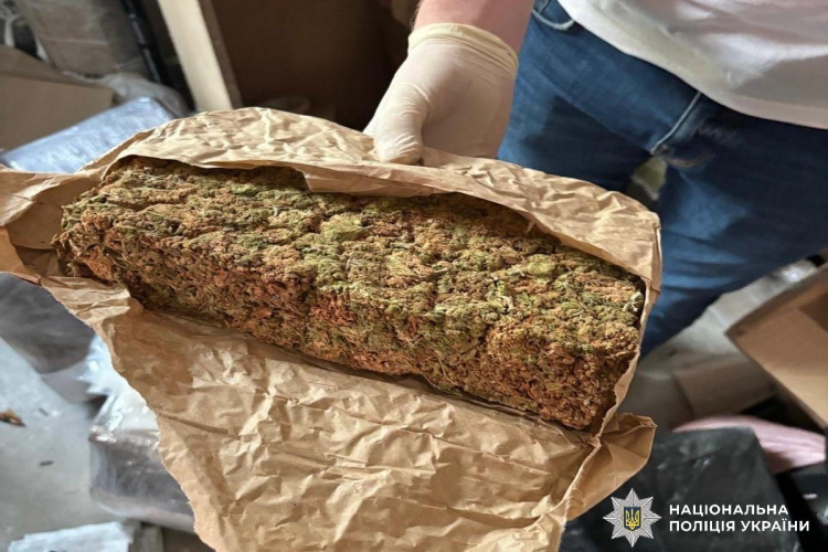 Наркотики, гроші й лабораторія: на Дніпропетровщині правоохоронці зупинили дві схеми 