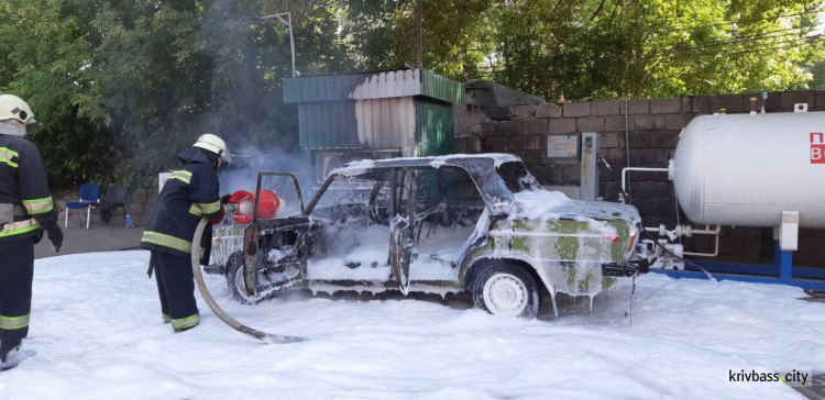 В Кривом Роге на газовой заправке загорелся автомобиль (ФОТО)