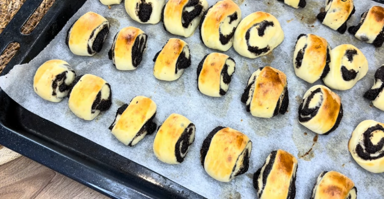 Міні-булочки з маком: легкий рецепт для смачних шкільних перекусів - фото скріншот з відео