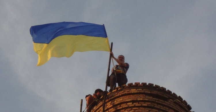 Патриоты Кривого Рога вывесили флаги Украины на наивысших точках города (ФОТО)