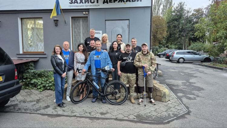 Кілометр за кілометром на одній педалі: у Кривого Рогу мандрівник з Канади Джейкоб Кепка зустрівся з амбасадори спільноти "Титани UA"