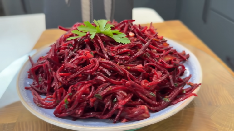 Як приготувати буряк по-корейськи, щоб усі просили добавку - фото скріншот з відео