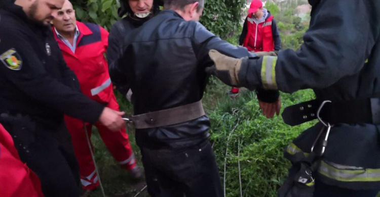 В Кривом Роге двое мужчин скатились с обрыва и не смогли самостоятельно выбраться (фото)
