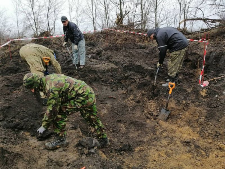 Под Кривым Рогом во время ремонта трассы нашли останки троих людей
