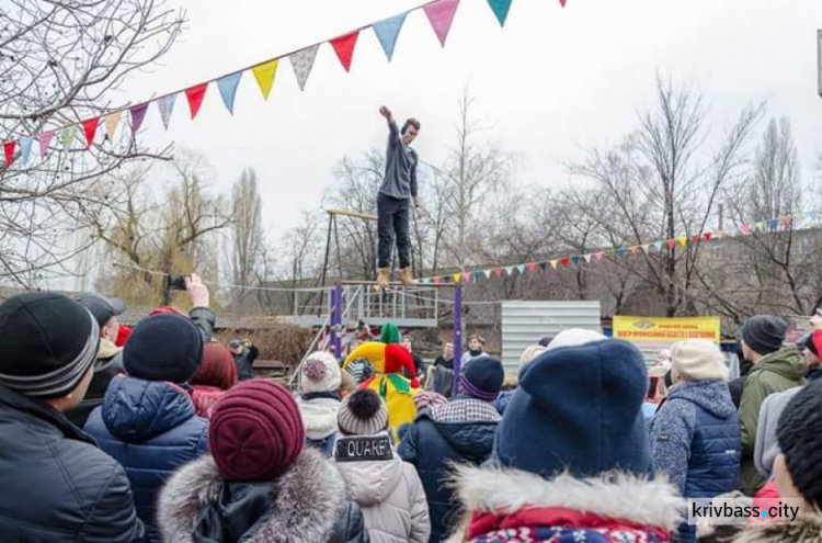 В Покровском районе Кривого Рога отмечали Масленицу народными гуляньями и с традиционными блинами (ФОТО)