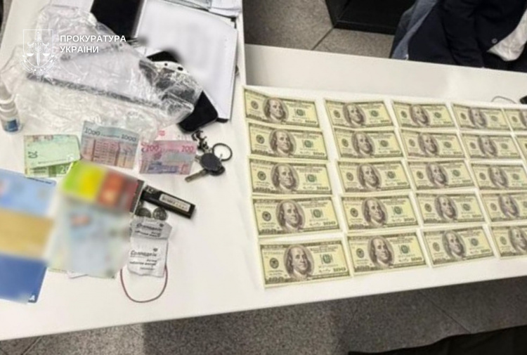 Ціна питання 10 тисяч доларів: на Дніпропетровщині викрили схему незаконного виїзду за кордон