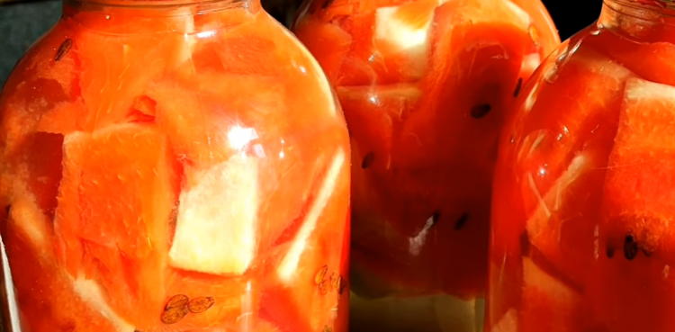 Солодка ідея для заготовок: консервовані кавуни - фото кадр з відео