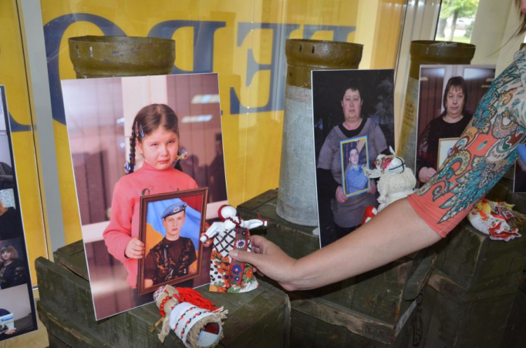 На Днепропетровщине открыли фотовыставку о военнопленных и пропавших без вести (фото)