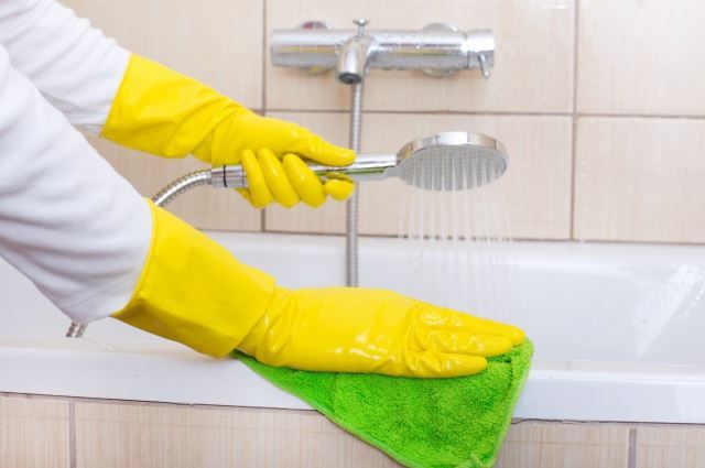 Як швидко очистити поверхні у ванній від мильних плям та вапняного нальоту – поради