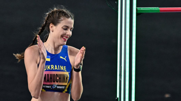 Спортсменка з Дніпропетровщини стала першою в історії абсолютною чемпіонкою зі стрибків у висоту
