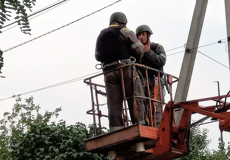 Енергетики ДТЕК за тиждень повернули світло у 38 населених пунктів Дніпропетровщини, знеструмлених через обстріли