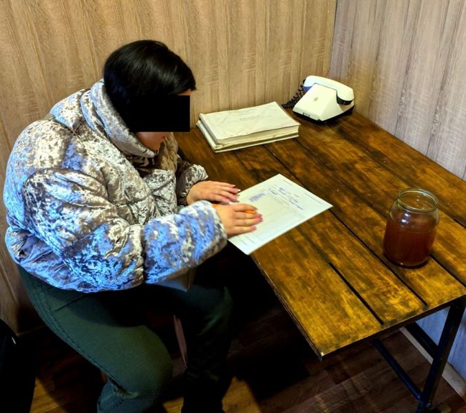 В колонии под Кривым Рогом супруга заключенного пыталась пронести запрещенные вещества (фото)