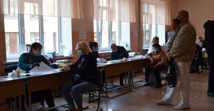 Рекордно низька явка: лише третина українців прийшли на вибори цього року