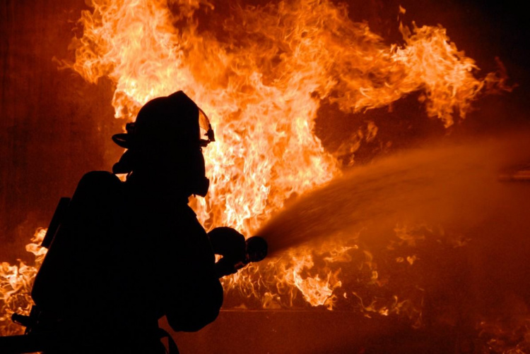 На пожежі у Криворізькому районі вогнеборці врятували двох дітей та жінку: подробиці