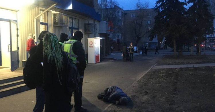 На Соцгороде криворожане оказали помощь мужчине без документов