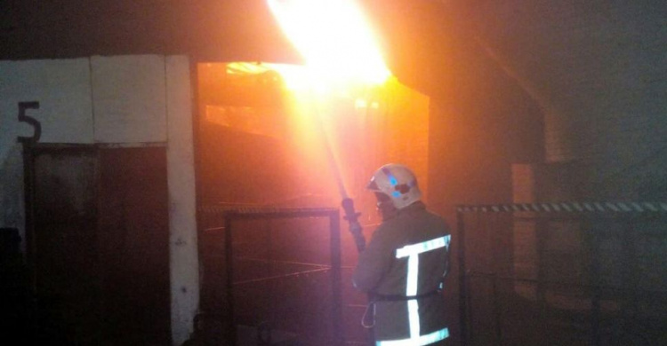 В Кривом Роге случился пожар на территории одного из заводов (фото, видео)