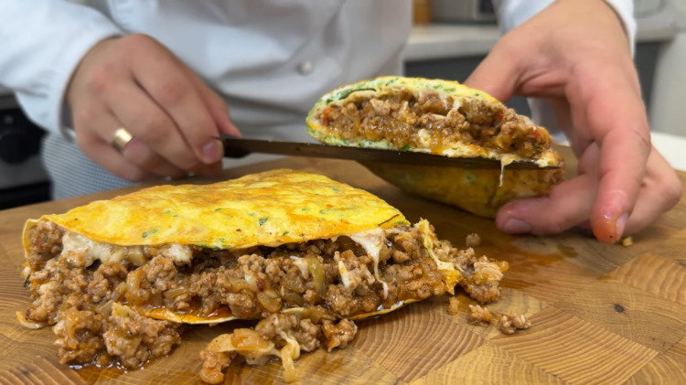 Сніданок для всієї родини з лаваша та фаршу - фото скріншот з відео