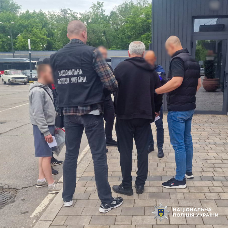 Гроші в кишеню і гарантія успішного іспиту: оперативники ДВБ Нацполіції викрили ще п’ятьох «бігунків»