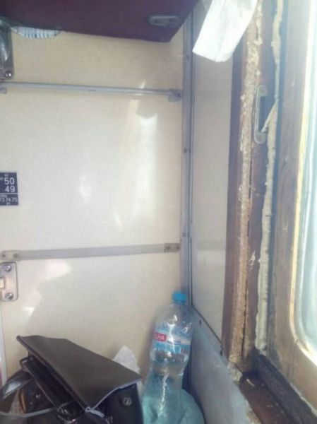 Пассажира поезда "Львов-Кривой Рог-Запорожье" едва не убило выпавшее окно (ФОТО)