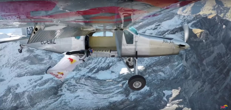 Экстремалы в крылатых костюмах спланировали в летящий самолет (ФОТО+ВИДЕО)