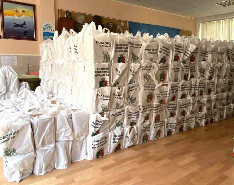 Видача продуктових наборів, фото управління преси криворізького виконкому