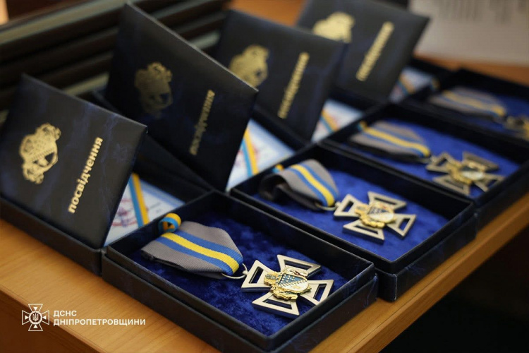 Щодня рятують життя: рятувальники Дніпропетровщини отримали почесні нагороди