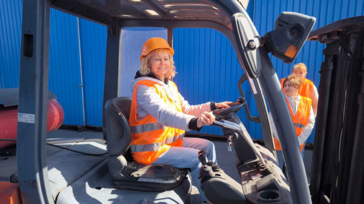 Водійка навантажувача - фото Дніпропетровської обласної служби зайнятості