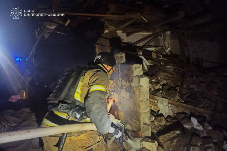 Зруйнований російською ракетою будинок у Радушному - фото ДСНС Дніпропетровщини