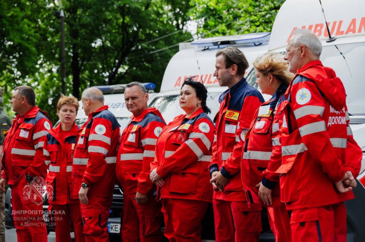 Фронт і тил — разом: на Дніпропетровщині підтримують захисників і рятують цивільних