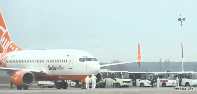 ОНЛАЙН трансляция прибытия и дозаправки самолета из Уханя с украинскими гражданами на борту