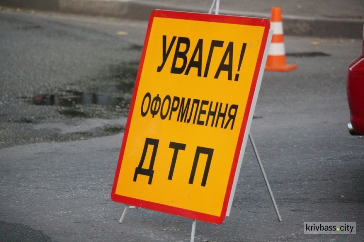 В Кривом Роге водитель иномарки протаранил микроавтобус и скрылся с места ДТП