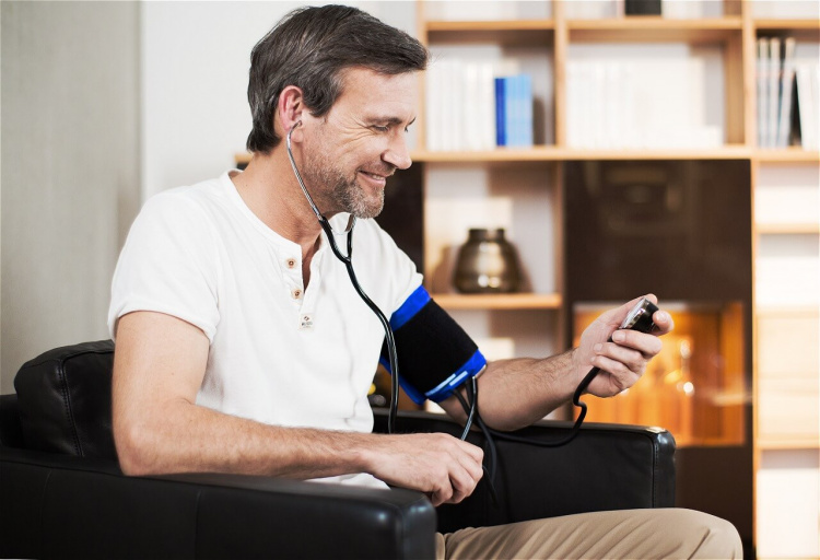 Як вибрати тонометр для літніх людей - фото з відкритих джерел