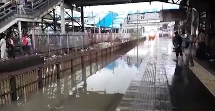 Индийский поезд устроил «цунами» на перроне (ВИДЕО)