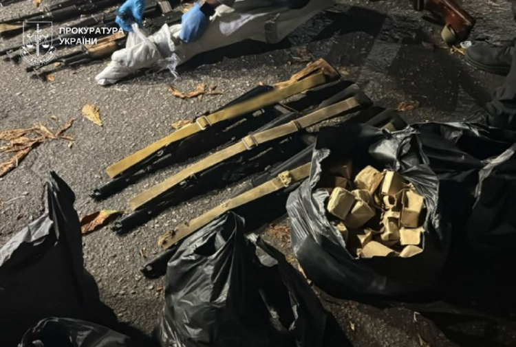 Десятки стволів та тисячі патронів: у Кривому Розі судитимуть нелегальних зброярів