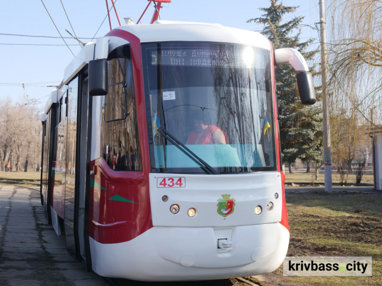 Монтують опори: трамваї у Кривому Розі на три дні змінять маршрут
