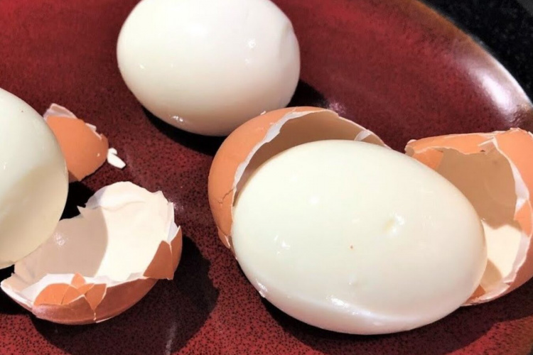 Без рваного білка: як правильно чистити варені яйця - фото з відкритих джерел