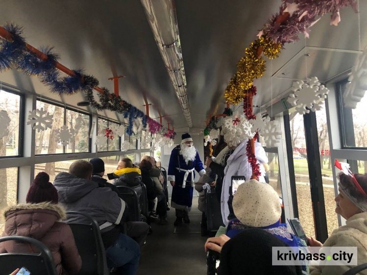 Вулицями Кривого Рогу разом зі Святим Миколаєм: у місті відбулася святкова трамвайна екскурсія 