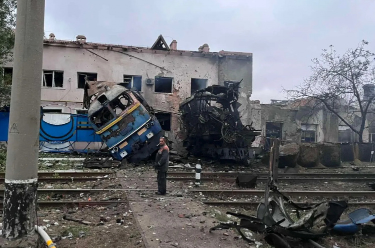 Наслідки російської атаки по залізниці  - фото ілюстративне з відкритих джерел