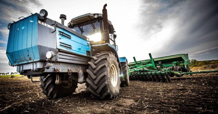 Весняна посівна стартувала із затримкою: що буде з врожаєм