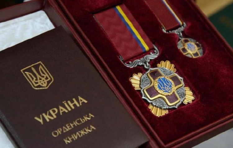 Тримають світло попри обстріли: двох енергетиків Дніпропетровщини відзначили державними нагородами