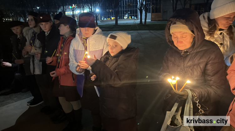 «В небі зірка спалахнула»: криворізькі пластуни передали Вифлеємський вогонь миру містянам
