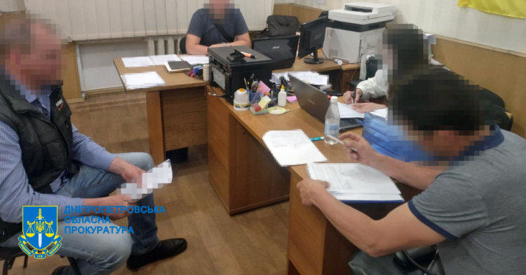 Держслужбовець Дніпропетровщини за хабар здавав спецтехніку в оренду